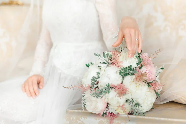 Bukiet ślubny w rękach — Zdjęcie stockowe