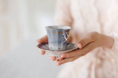 Gelin holding Kupası 