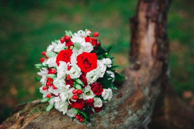 Beyaz ve kırmızı çiçekli buket düğün