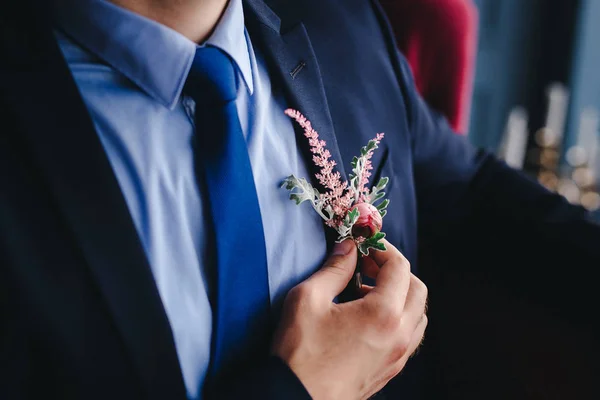 Γάμος γαμπρός με λουλούδια — Φωτογραφία Αρχείου