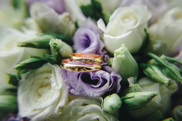 Snubní prsteny na kytice — Stock fotografie