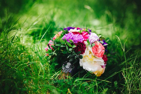 Ramo con flores de colores — Foto de Stock