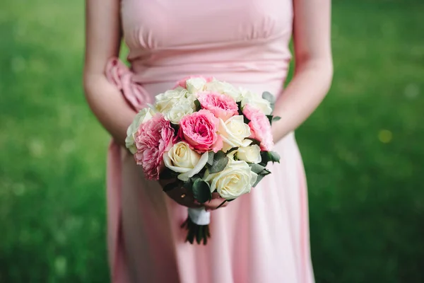 Svatební kytice v rukou — Stock fotografie