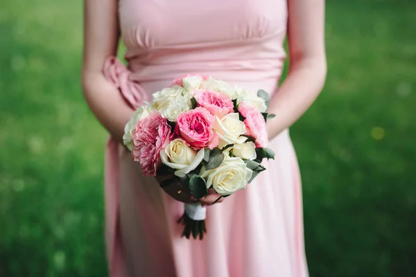 Ramo de boda en las manos — Foto de Stock