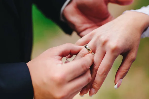 Sposo indossa la sposa anello — Foto Stock