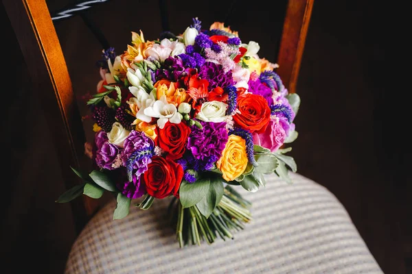 Brautstrauß mit Blumen — Stockfoto