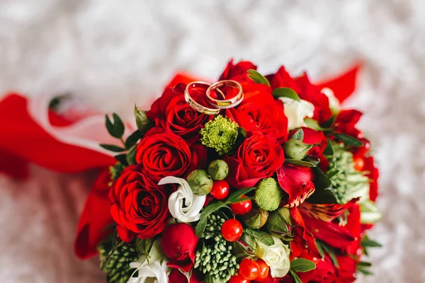 Anelli nuziali su Bouquet — Foto Stock