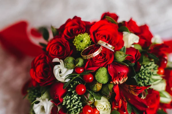 Anéis de casamento no buquê — Fotografia de Stock