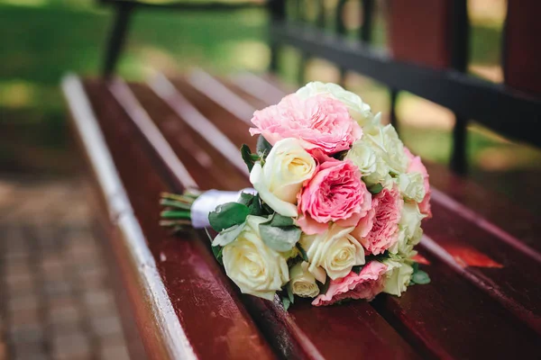 Hochzeitsstrauß mit weißen und roten Blumen — Stockfoto