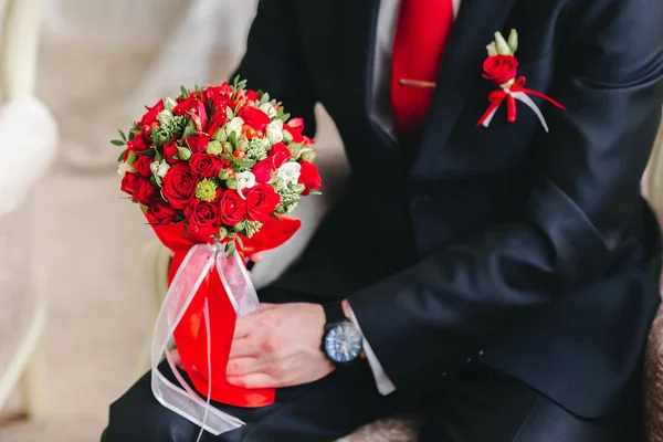 Жених держит свадебный букет — стоковое фото