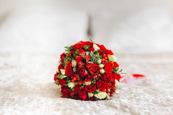 Ślubny bukiet z białych i czerwonych kwiatów — Zdjęcie stockowe