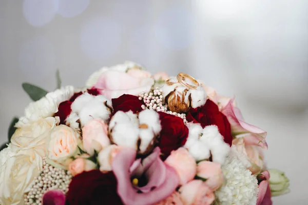Růžové svatební kytice s květy bavlny — Stock fotografie