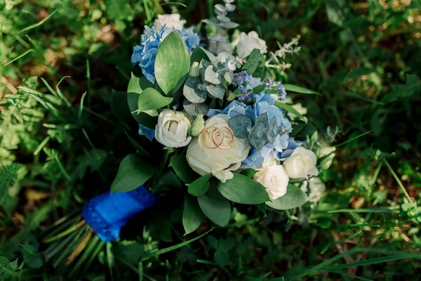 Wedding rings on bouquet — Stock Photo, Image