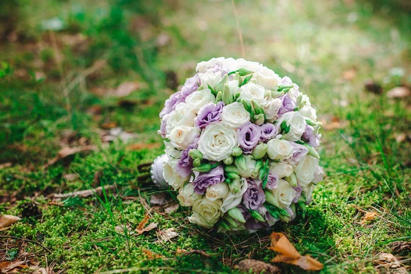 Букет з різнокольоровими квітами — стокове фото