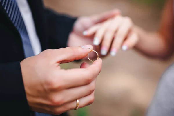 Sposo indossa la sposa anello — Foto Stock