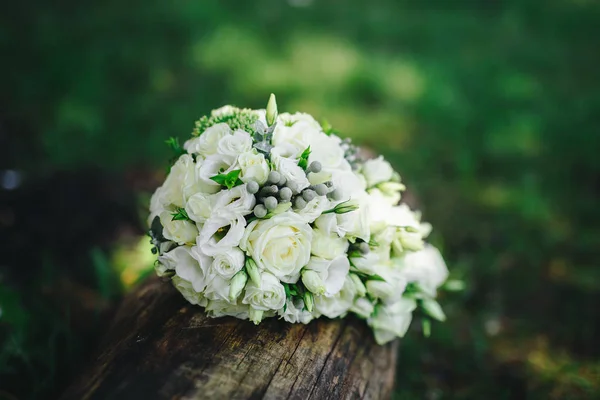 Букет з різнокольоровими квітами — стокове фото