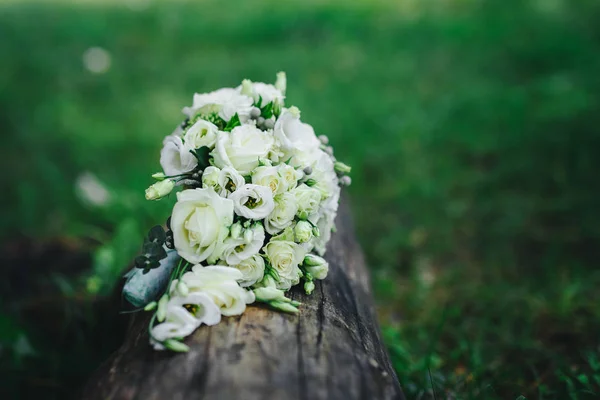 Весільний букет з білими квітами — стокове фото