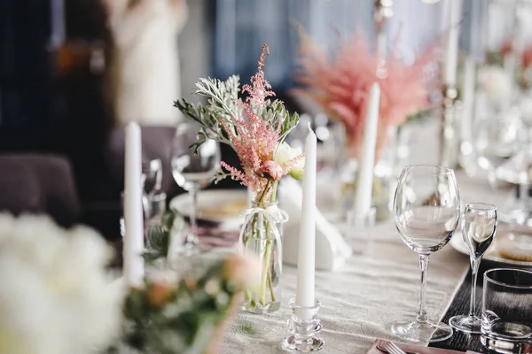 Mesa de boda con hermosa decoración de flores —  Fotos de Stock