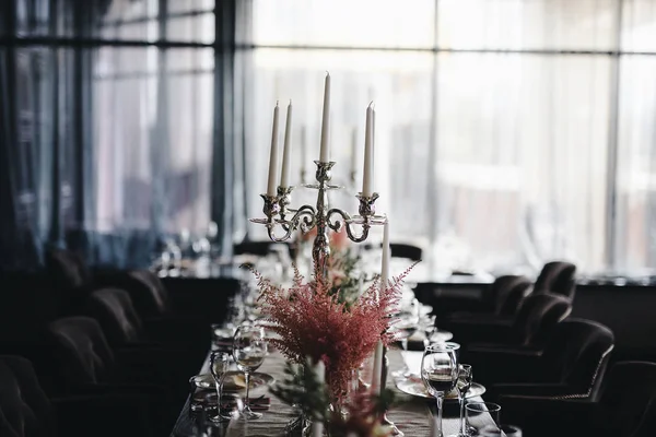 Düğün masa güzel çiçek dekorasyonu ile — Stok fotoğraf