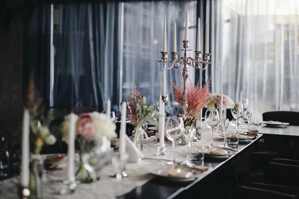 Svatební stůl s krásnou květinovou výzdobu — Stock fotografie