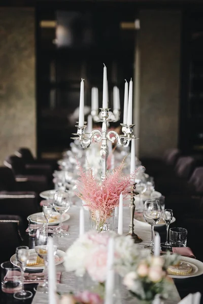 Hermosas flores en la mesa en el día de la boda —  Fotos de Stock