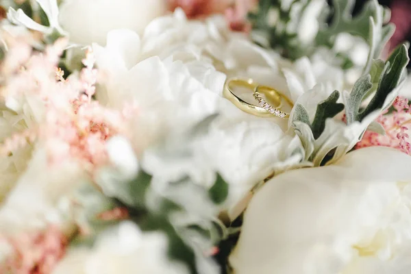 在花束上的结婚戒指 — 图库照片