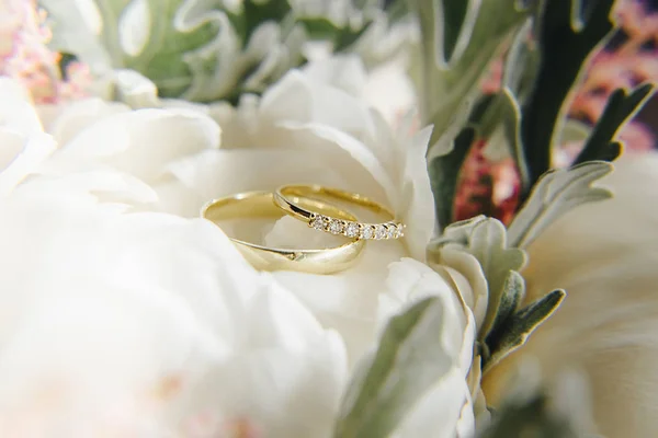 Anillos de boda en ramo — Foto de Stock