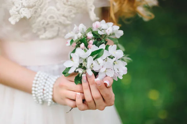 Buquê de casamento em mãos — Fotografia de Stock