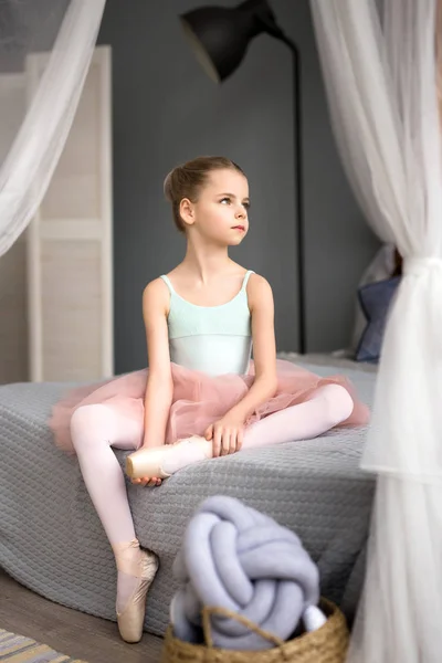 Балерина сидить у кімнаті — стокове фото