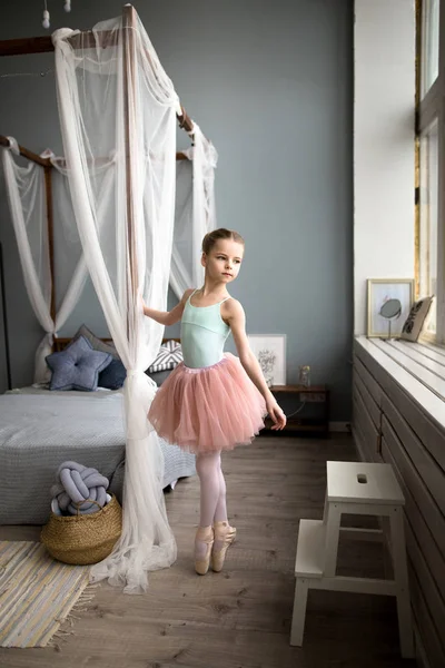 Enfant dansant dans la chambre — Photo