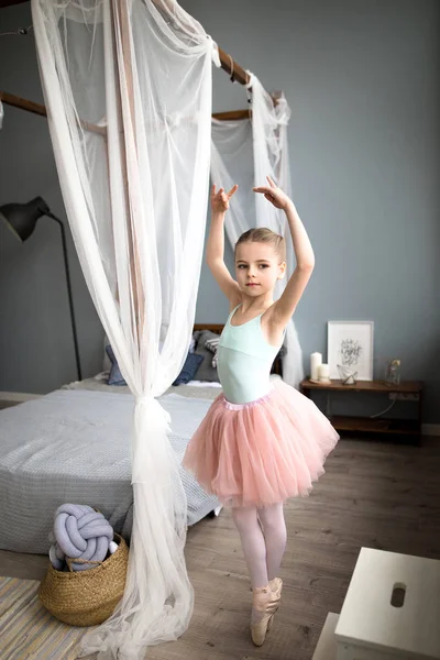 Дитина танцює в кімнаті — стокове фото