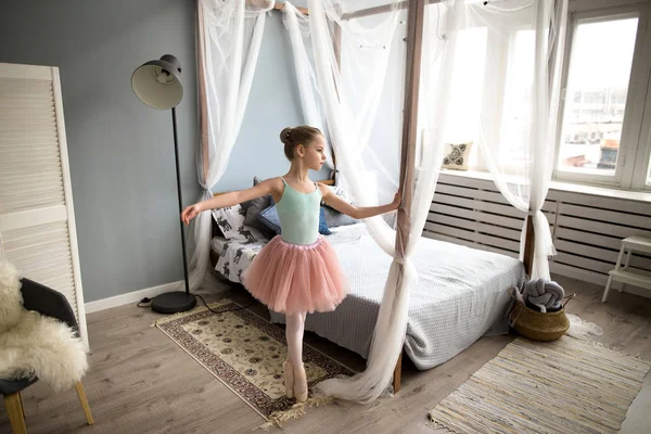 Enfant dansant dans la chambre — Photo