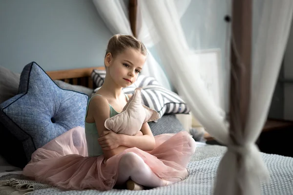 Niña en la cama — Foto de Stock