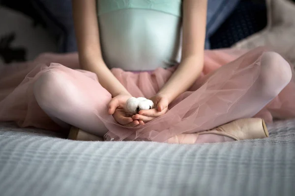 Pequeña bailarina en la cama —  Fotos de Stock