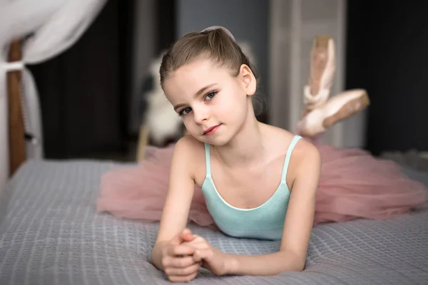 Маленька балерина на ліжку — стокове фото