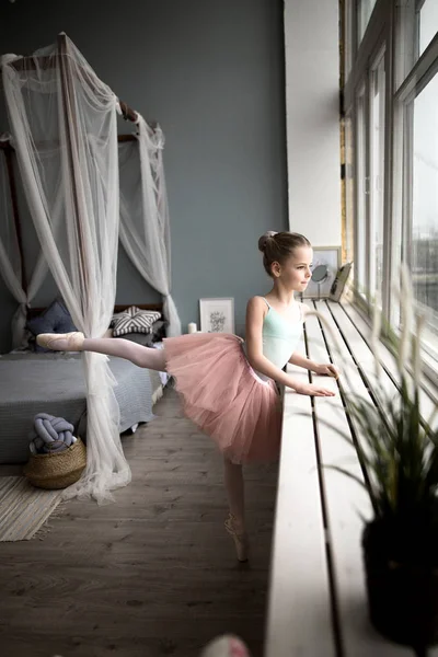 Fille danse dans la chambre — Photo