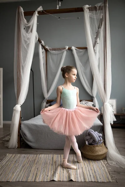 Fille danse dans la chambre — Photo