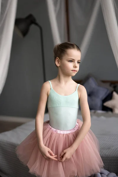 Fille danse dans la chambre — Photo