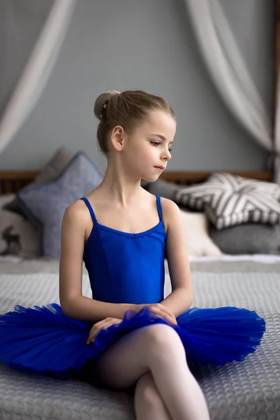 Pequeña bailarina en la cama —  Fotos de Stock