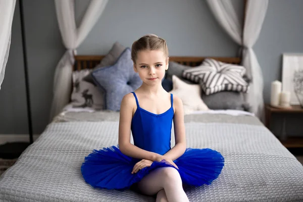Маленькая балерина на кровати — стоковое фото