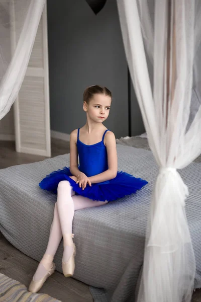 Pequeña bailarina en la cama —  Fotos de Stock