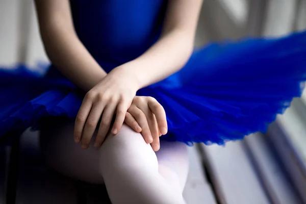 Маленька балерина сидячи — стокове фото