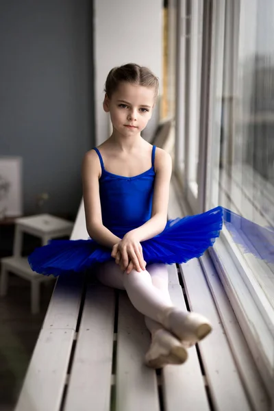 Mała baletnica siedzi — Zdjęcie stockowe