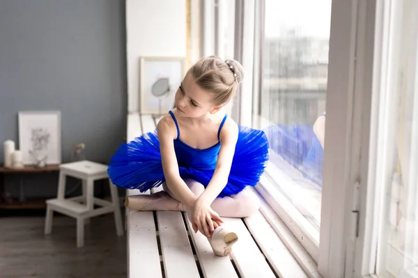 Маленькая балерина сидит — стоковое фото