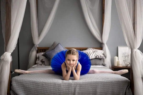 Маленькая балерина на кровати — стоковое фото
