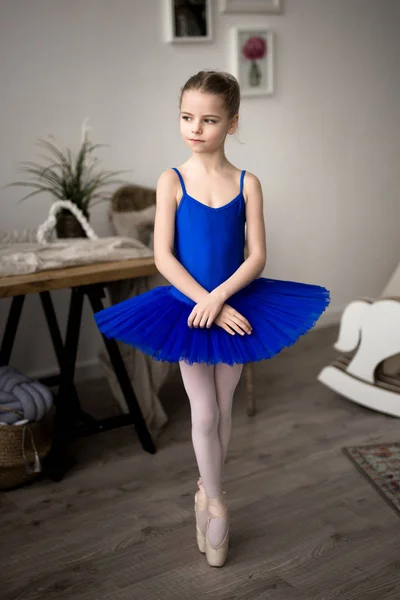 Gyermek lány kék tutu — Stock Fotó