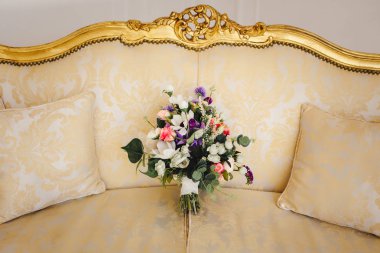 Kanepede yatan düğün buketi