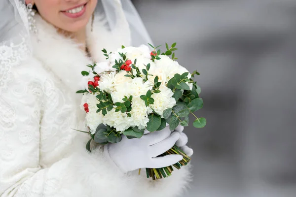 Χειμώνα ανθοδέσμη στα χέρια της νύφης — Φωτογραφία Αρχείου