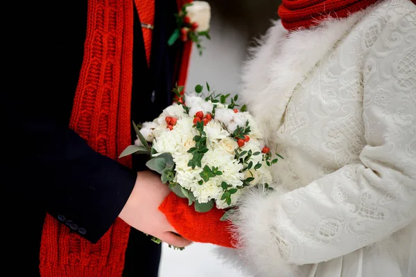 Zimní kytice v rukou nevěsty a ženicha — Stock fotografie