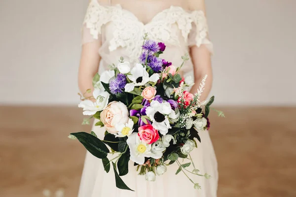 Fille avec un bouquet de mariage — Photo